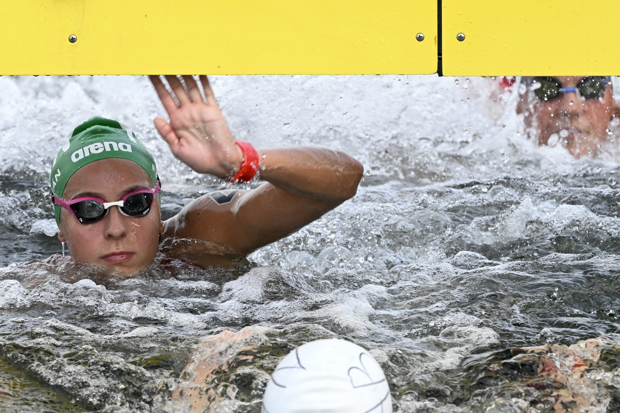 A bronzérmes Fábián Bettina a női nyíltvízi úszók 3 kilométeres kieséses versenyének céljában a szingapúri vizes világbajnokságon a Sentosa-szigetnél 2025. július 19-én