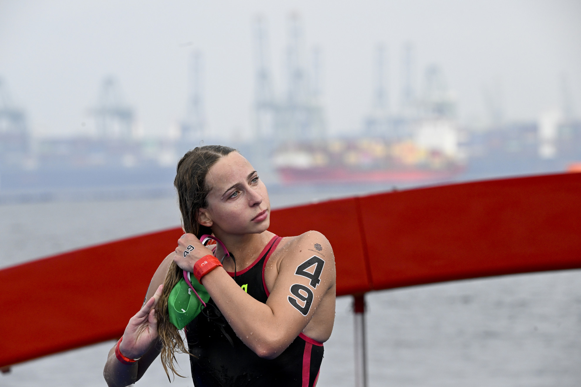A bronzérmes Fábián Bettina a női nyíltvízi úszók 3 kilométeres kieséses versenyének céljában a szingapúri vizes világbajnokságon a Sentosa-szigetnél 2025. július 19-én