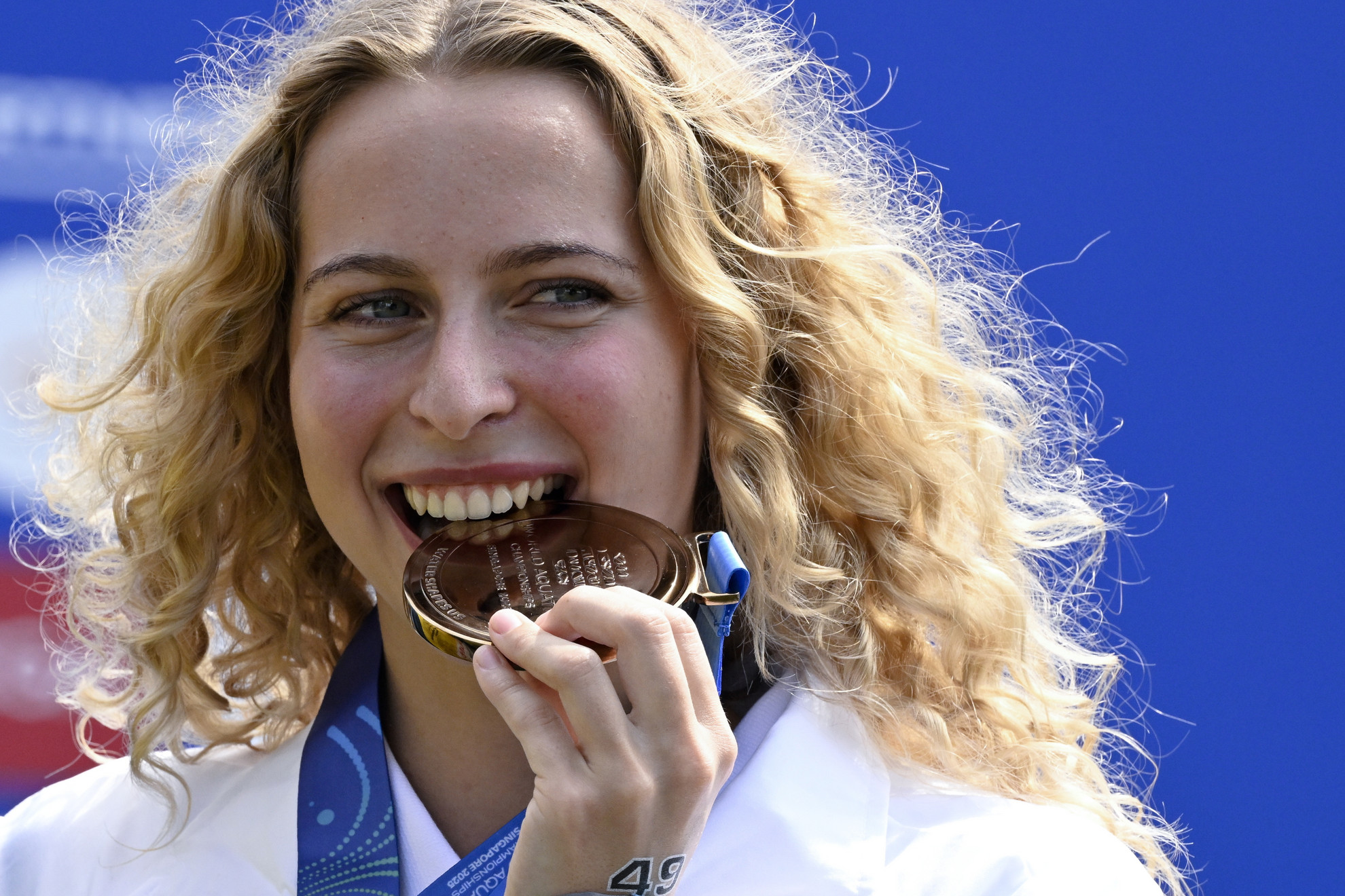 A bronzérmes Fábián Bettina a nyíltvízi úszók 3 kilométeres kieséses versenyének eredményhirdetésén a szingapúri vizes világbajnokságon a Sentosa-szigeten 2025. július 19-én