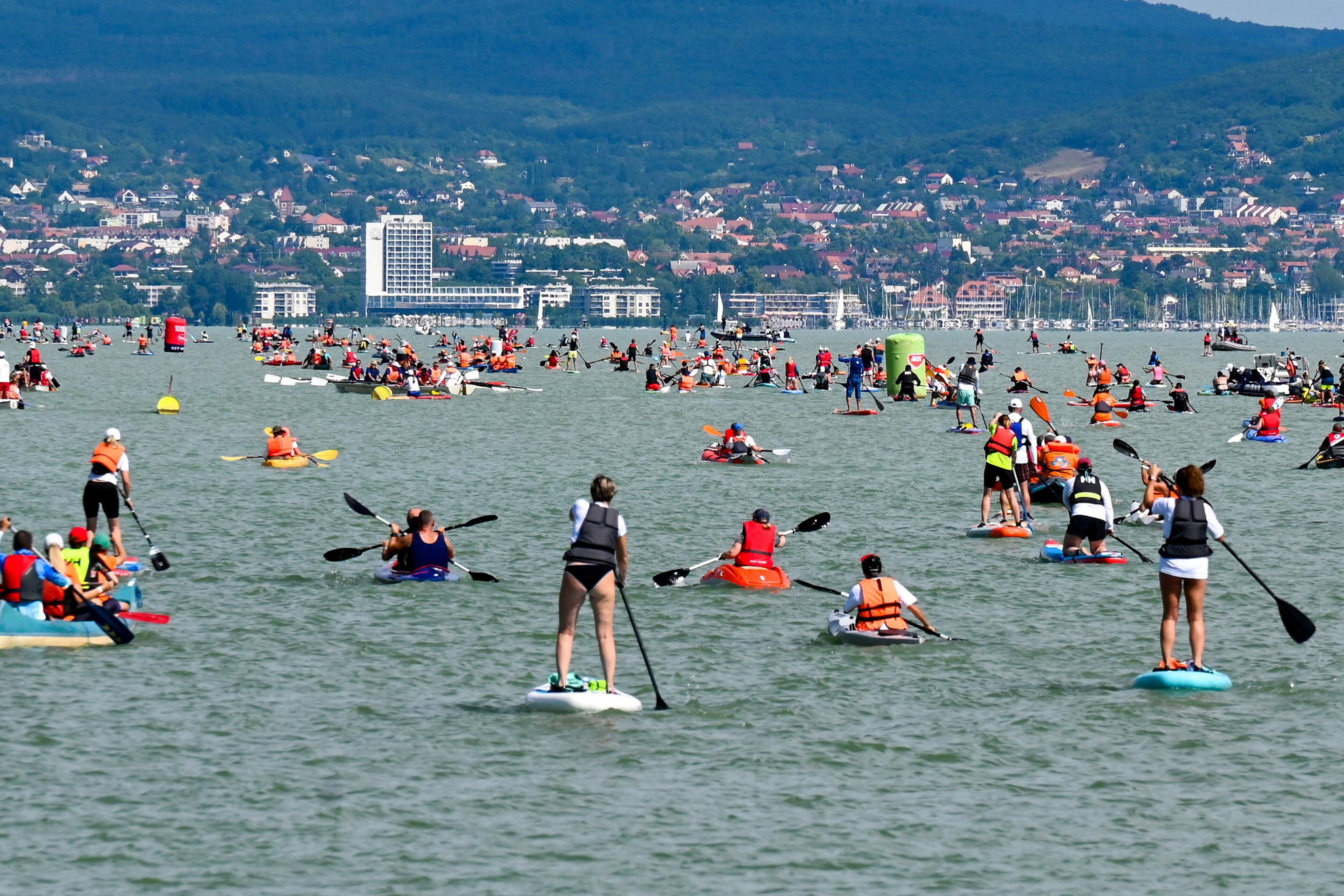 Résztvevők a Balaton-átevezésen a zamárdi szabadstrandon 2025. július 12-én. A Zamárdi-Tihany-Zamárdi 8 kilométeres távot kell teljesíteniük a versenyzőknek. A résztvevők öt kategóriában mérik össze tudásukat: kajak, kenu, SUP, evezős és sárkányhajó