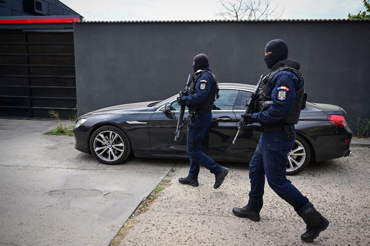 Személyazonossági iratokkal üzérkedő hálózatot buktattak le