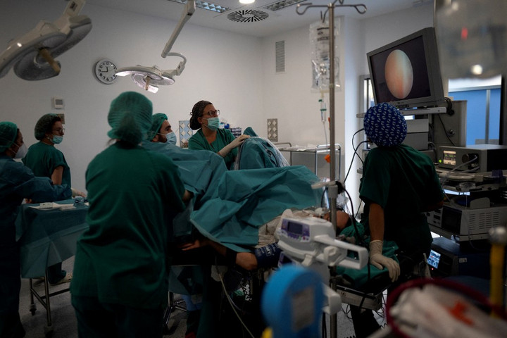 Döbbenetes felvétel egy műtőből a földrengés közepén