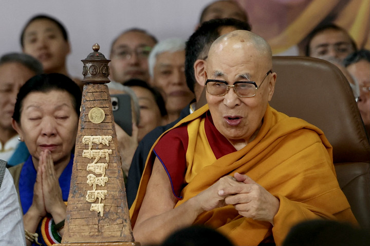 Békeimával ünnepelt a kilencvenéves Dalai Láma