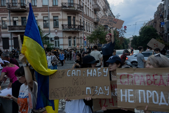 Fotó: AFP/Tetiana Dzhafarova Zelenszkij a keddi tüntetéshullám után összehívta a rendvédelmi és korrupcióellenes szervek vezetőit