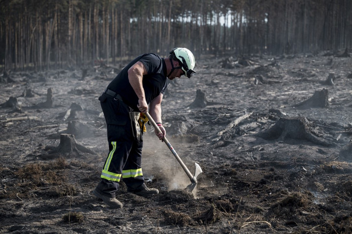 Németországban folytatódnak a kitelepítések a tomboló tűzvész miatt