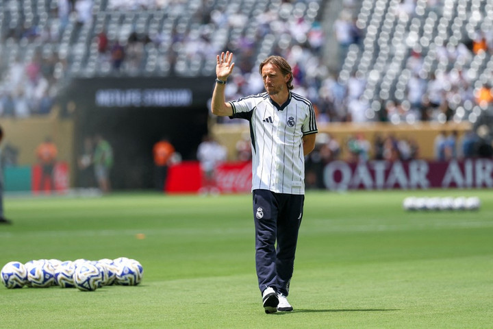 Megérkezett Modric Milánóba