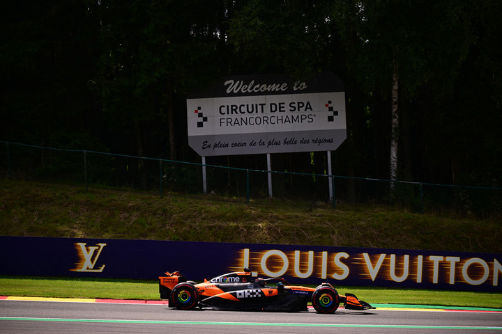 Fotó: NurPhoto via AFP/Andrea Diodato McLaren szendvicsben Verstappen
