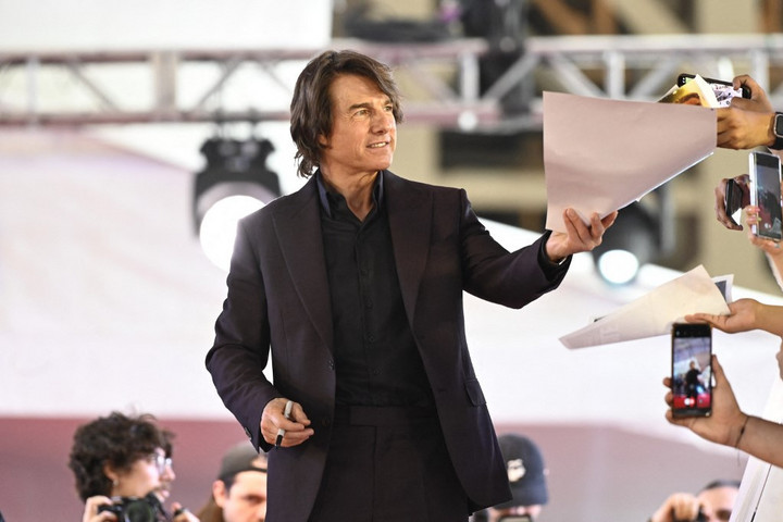 Tom Cruise hivatalosan is felvállalta a kapcsolatát