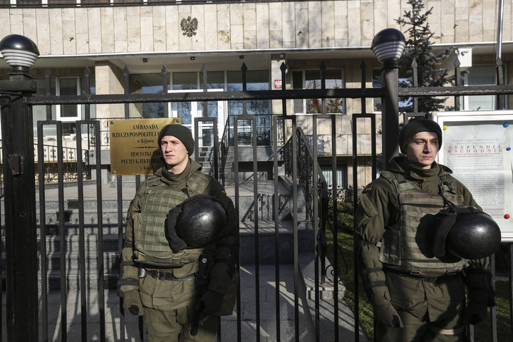 Fotó: NurPhoto via AFP/Sergii Kharchenko Kijevben találat érte a lengyel nagykövetség épületét