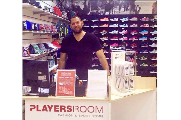 Hatalmas akció keretében kiárusítja készleteit egy sportcipőket árusító üzletlánc