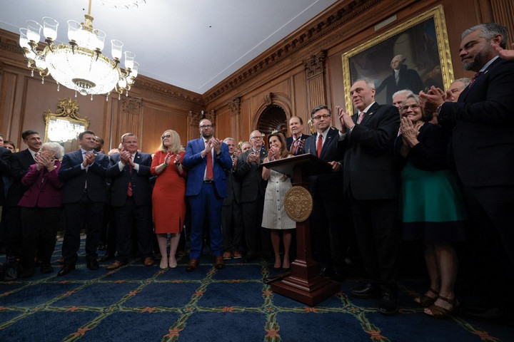 Fotó: Getty Images via AFP/Chip Somodevilla Hosszas vita után megszületett Trump „gyönyörű” adósságcsökkentő törvénye