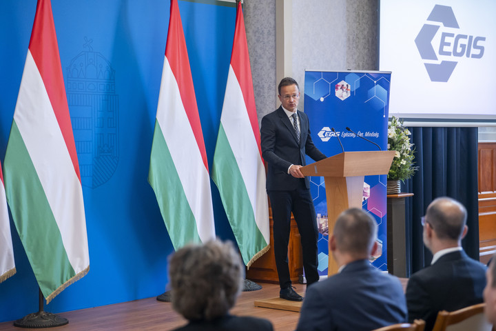 Fotó: MTI/Balogh Zoltán A kormány a jövőben is mindent támogatást meg fog adni a magyar gyógyszeriparnak