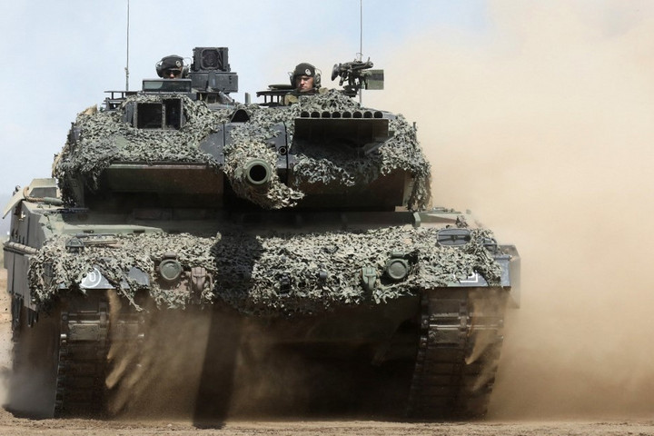 Kamikaze drónnal lőttek ki egy Leopard harckocsit az oroszok + Videó