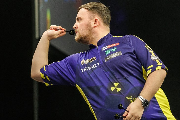Fotó: dpa Picture-Alliance via AFP/Andreas Gora Darts: tovább menetel Luke Littler