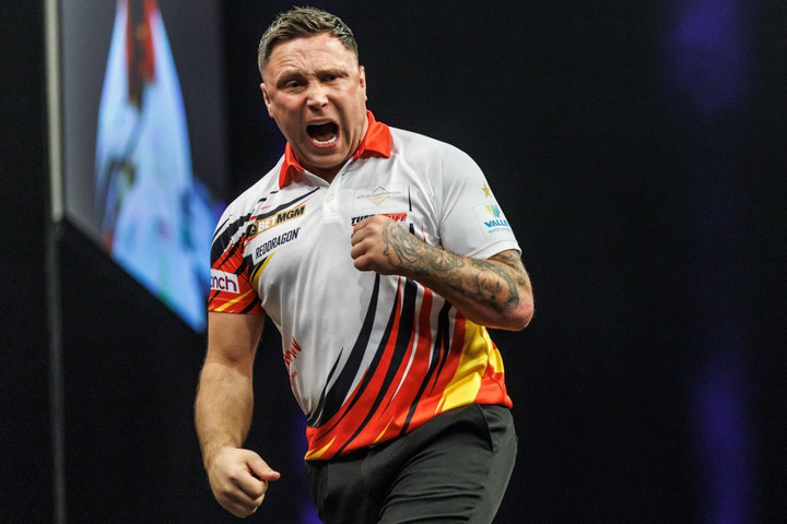 Fotó: AFP/dpa Picture-Alliance/DPA/Andreas Gora Darts: tovább menetel Price és Van Gerwen