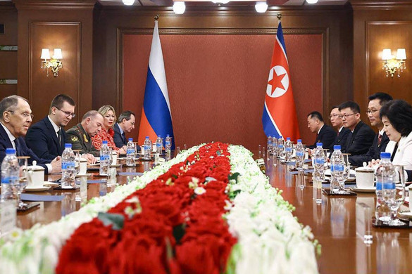 Az orosz külügyminiszter megérkezett Észak-Koreába