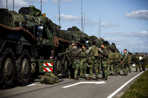 Hollandia a menekültügyi és fejlesztési kiadások csökkentésével érné el a NATO védelmi kiadási célját