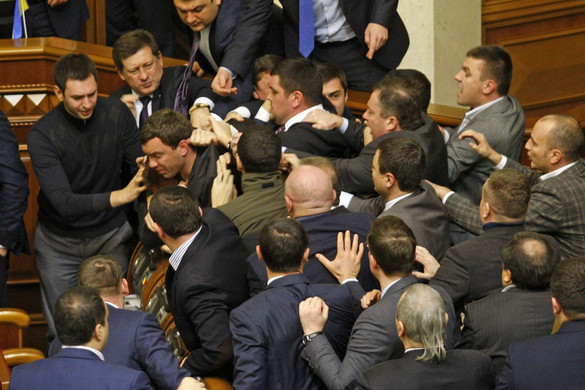 Fotó: AFP/NurPhoto/STR Ismét egymást verték a képviselők a Radában