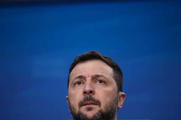 Alacsonyan szállnak a katonák és a kormánytagok Zelenszkij körül