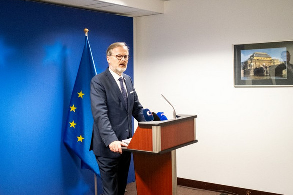 A cseh kormányfő egy negatív forgatókönyvre figyelmeztet