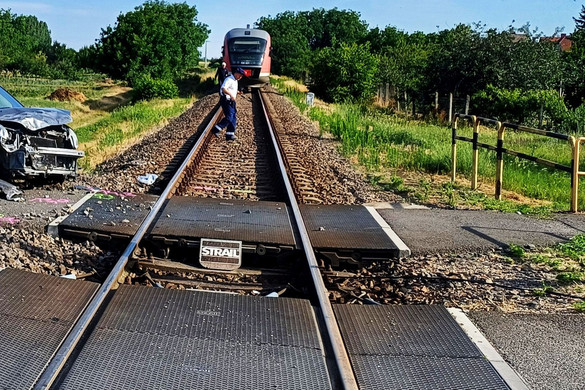 Vonat és kisbusz karambolozott Szentesen