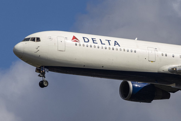 Probléma a felszálláskor: videón a Boeing utasszállító kigyulladt hajtóműve