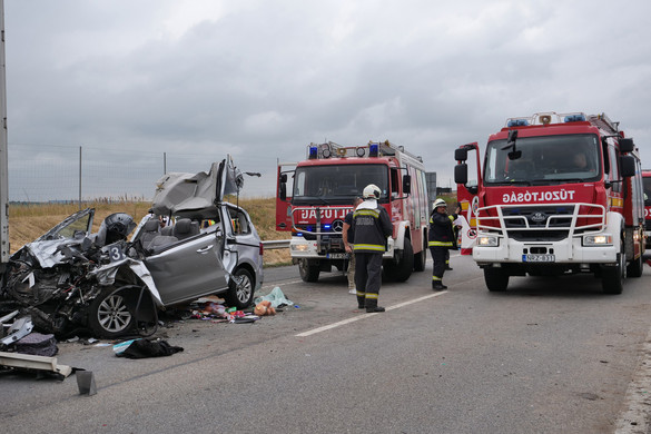 Három felnőtt és egy gyermek meghalt az M1-esen történt balesetben