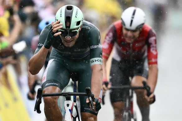Tour de France: szakadó esőben is Pogacar maradt a sárga trikóban