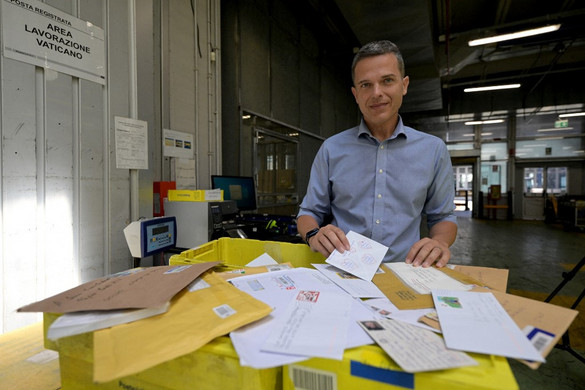 Rengeteg levél érkezik XIV. Leó pápához Róma legnagyobb postájára