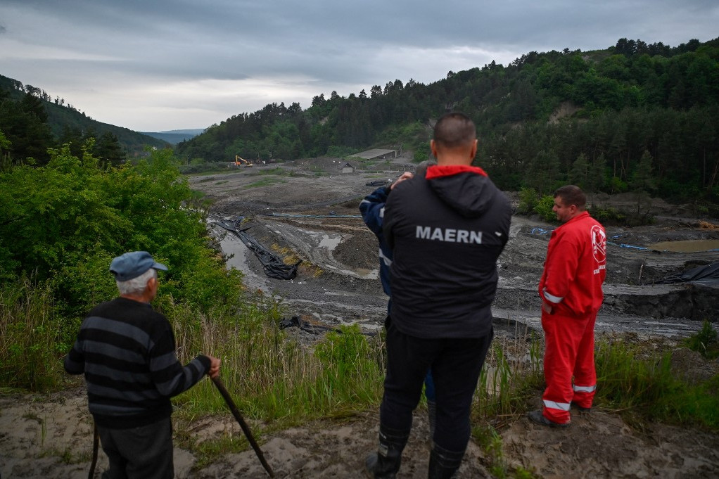Nem elég a bányabaj, jöttek a lángok is Kép