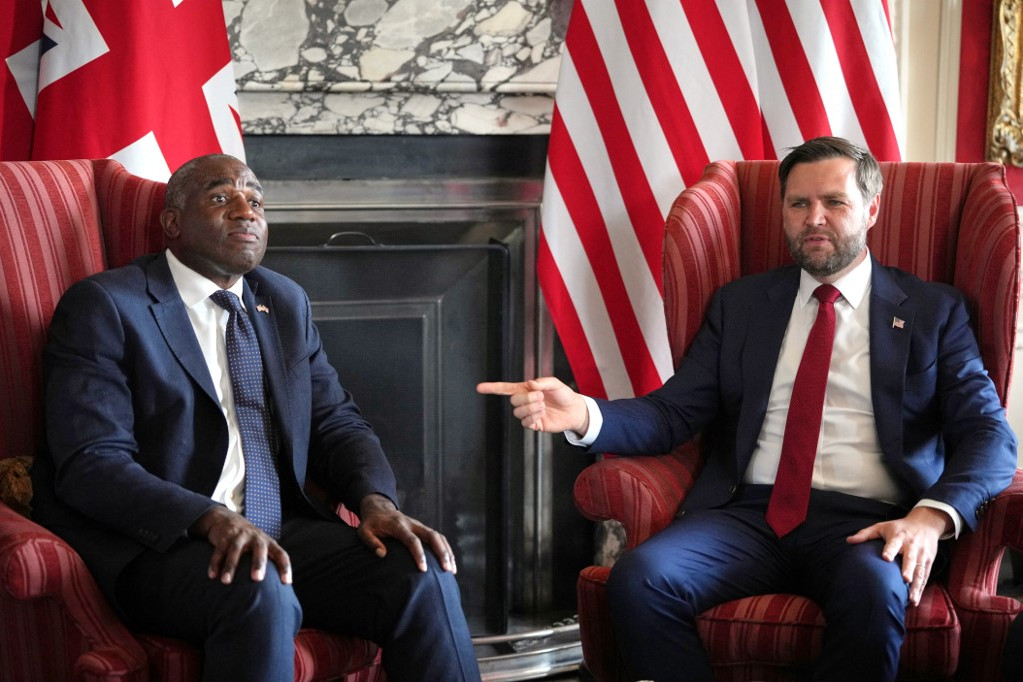 A brit külügyminiszter bírálta Vance-t Kép