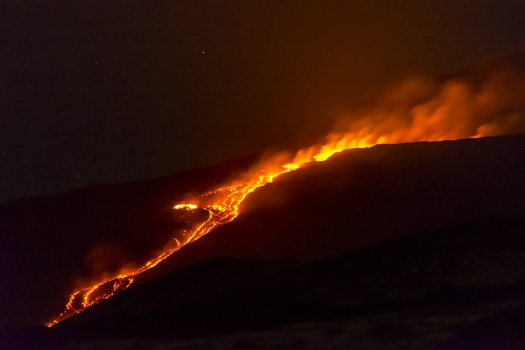 Újra hamut szór az Etna