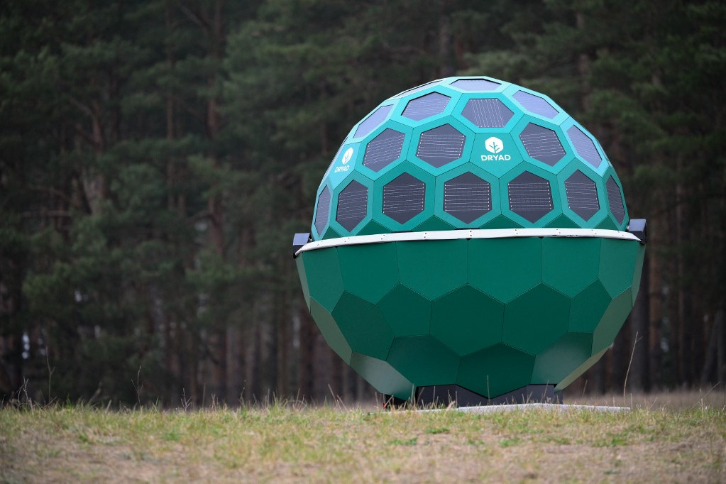 Fotó: AFP/Ralf Hirschberger Nem UFO, nem is gyermekjátszóka - MI-t használó drónközpont kísérleti modellje Németországban