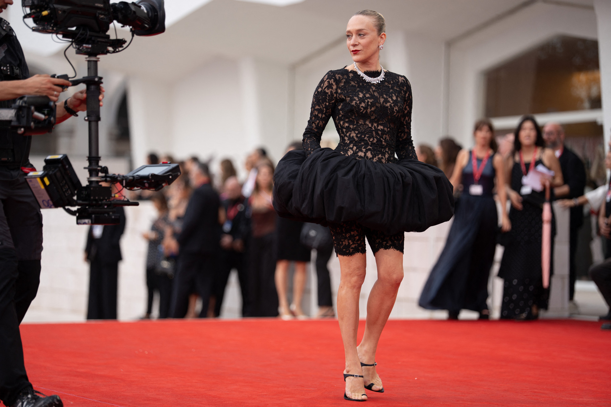 Fotó: NurPhoto via AFP/Luca Carlino Chloe Sevigny a 82. Velencei Nemzetközi Filmfesztivál Vadászat után című filmjének vörös szőnyegén, Velencében, Olaszországban