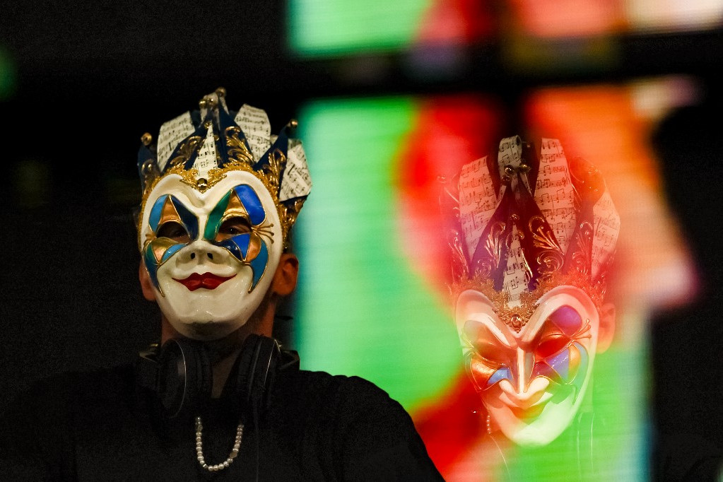 Boris Brejcha a velencei karneváli ihletésű, jester/bóhoc-maszkot viselő producer