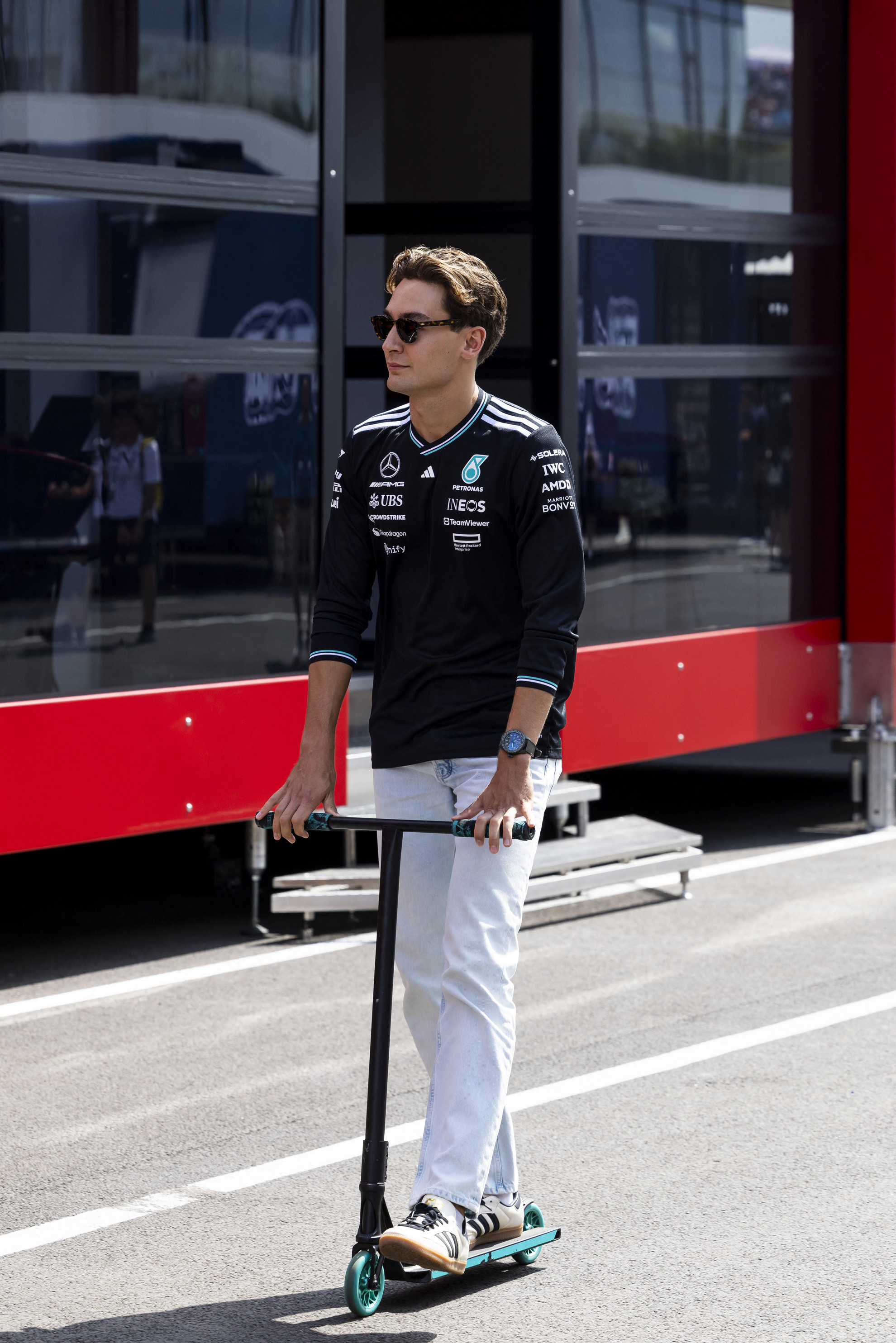 George Russell, a Mercedes-AMG Petronas pilótája kétkeréken érkezett