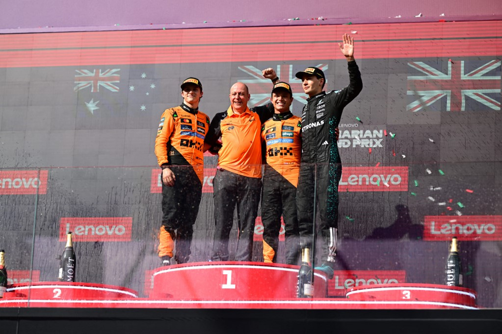 A dobogón Oscar Piastri (b), Lando Norris (3. b) (McLaren F1 Team) és George Russell (j) (Mercedes-AMG Petronas) a Formula–1-es világbajnokság 14. futamán, a Magyar Nagydíjon a Hungaroringen