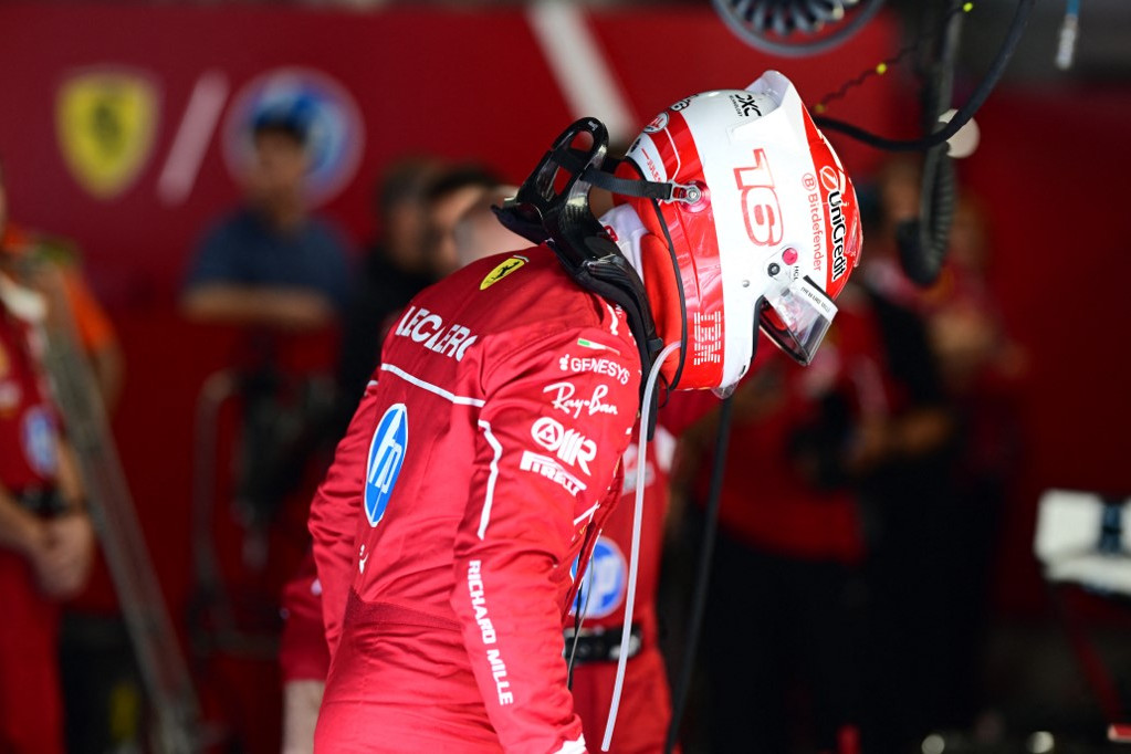 Charles Leclerc, a Scuderia Ferrari pilótája búsan bandukolt