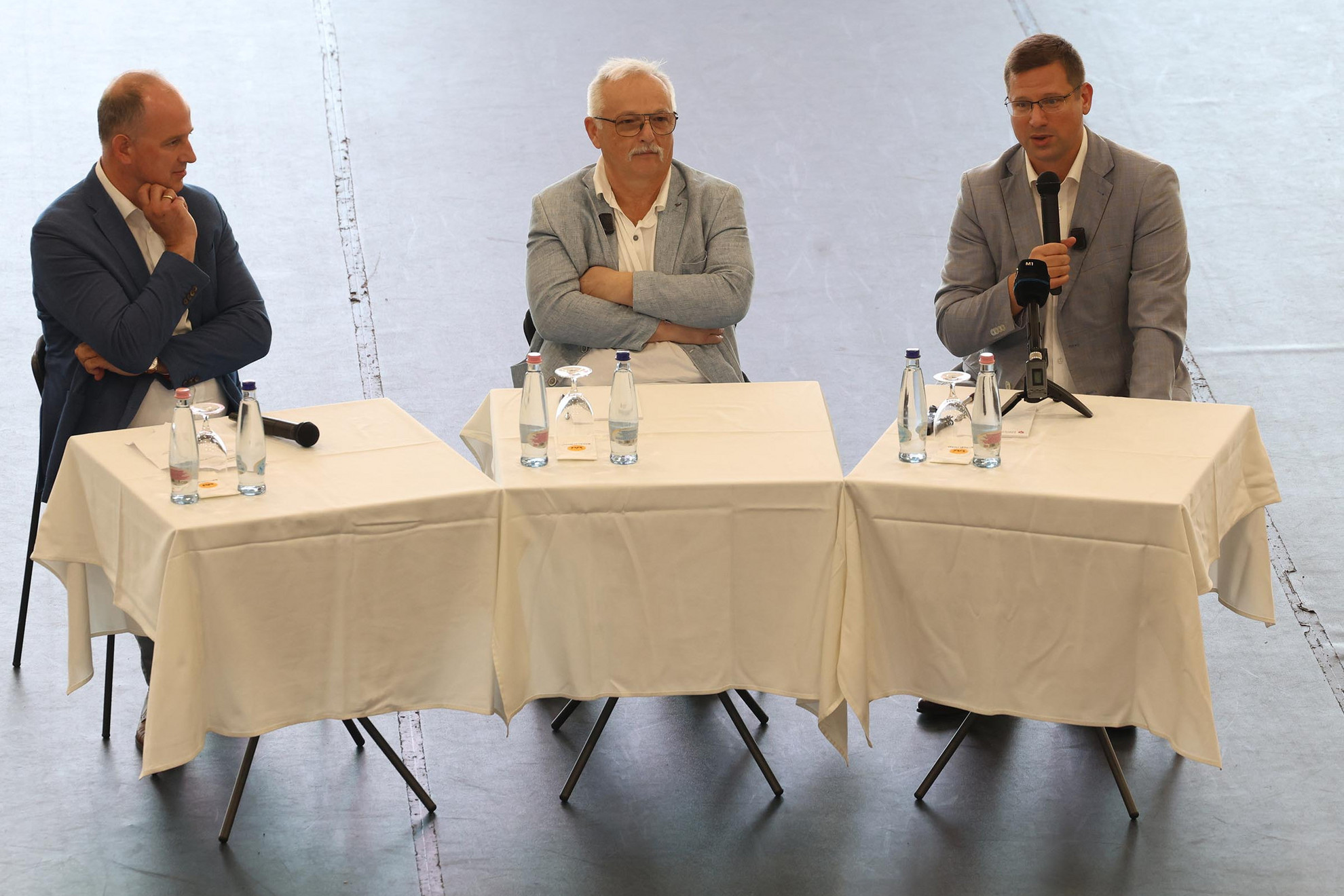 Fotó: MTI/Vajda János Gulyás Gergely, a Miniszterelnökséget vezető miniszter (j) köszönti a Rákóczi Szövetség III. Összmagyar Középiskolás Táborának résztvevőit, mellette Hernádi Zsolt, a MOL-csoport elnök-vezérigazgatója (k) és Csáky Csongor, a Rákóczi Szövetség elnöke (b) Sátoraljaújhelyen, a Rákóczi-táborban 2025. augusztus 11-én. Az augusztus 15-ig tartó a táborban a Felczak Alapítvány és a Rákóczi Szövetség együttműködésének köszönhetően száz lengyel fiatal is vendégeskedik