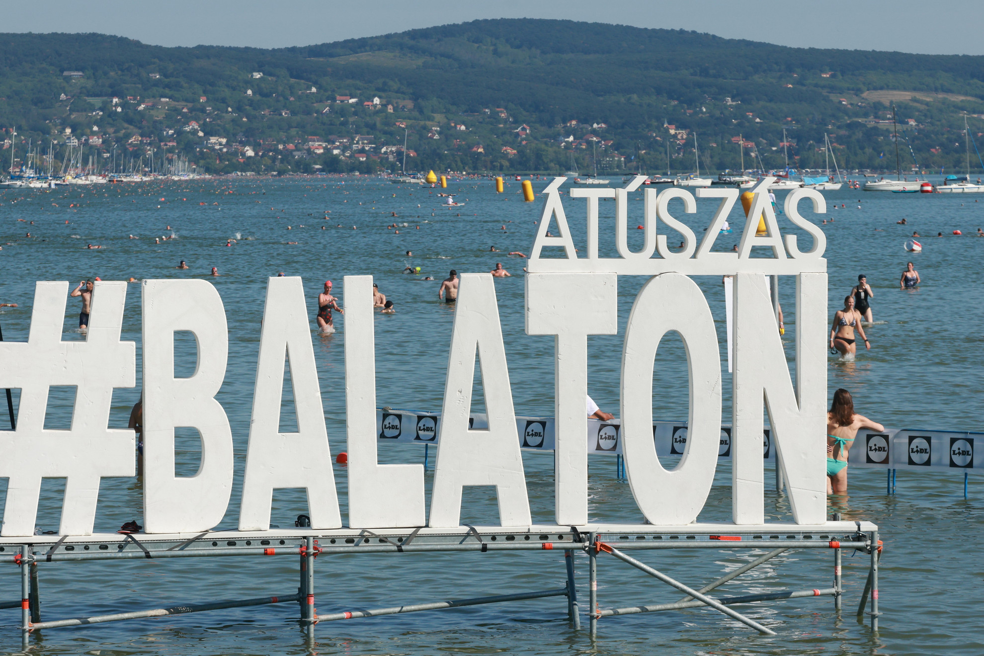 Fotó: MTI/Katona Tibor A 43. Lidl Balaton-átúszás résztvevői érkeznek a balatonboglári célba 2025. augusztus 9-én