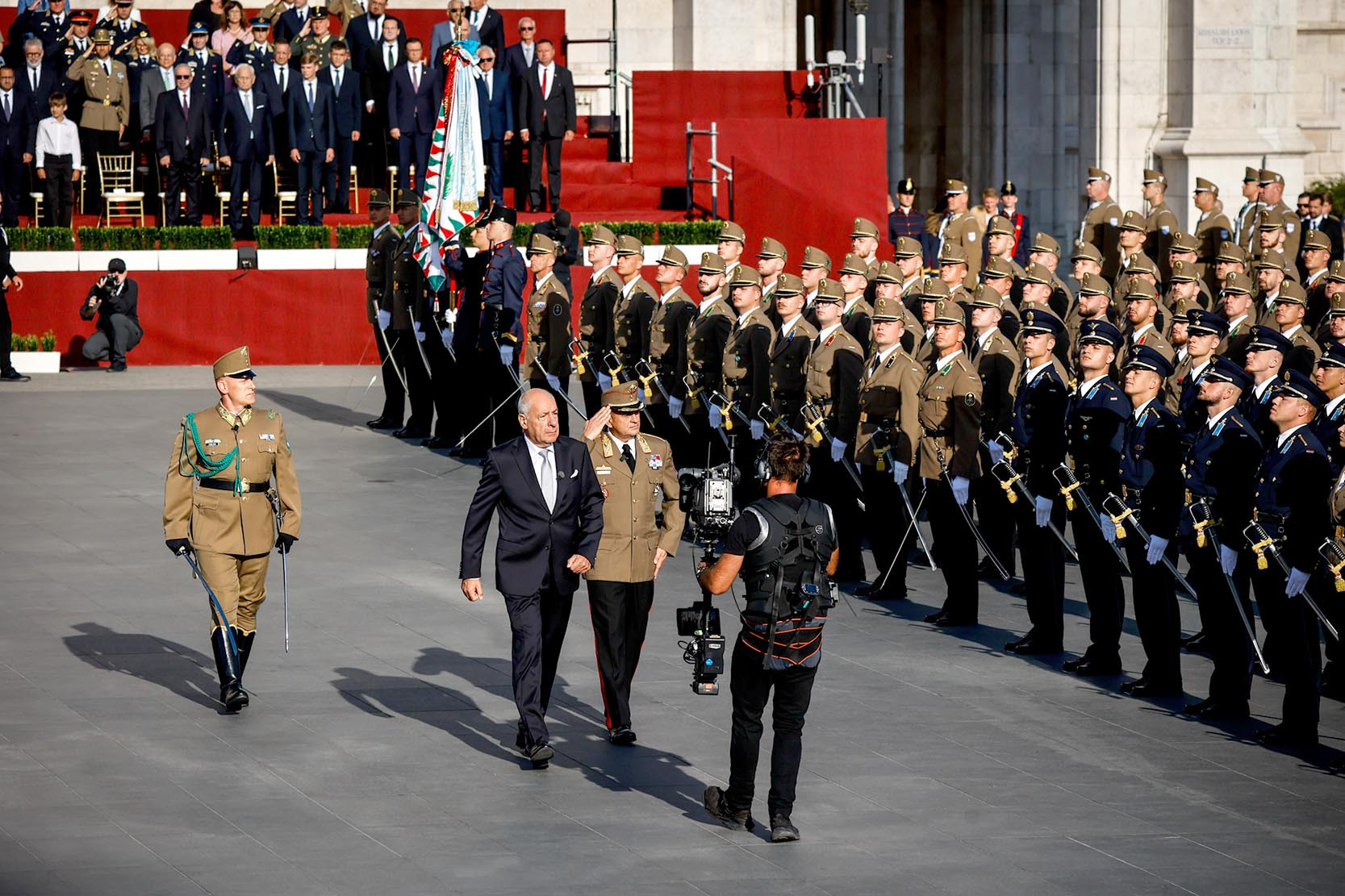 Sulyok Tamás (k. b) köztársasági elnök és Böröndi Gábor  (k. j) vezérezredes, a Honvéd Vezérkar főnöke a Szent István-napi állami ünnepségen tartott zászlófelvonáson