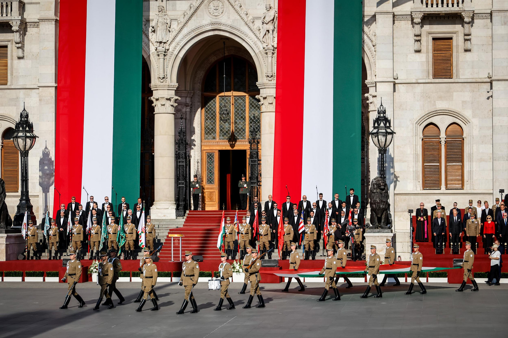 Díszmenettel érkezett Magyarország nemzeti lobogója a Szent István-napi állami ünnepségre 2025. augusztus 20-án