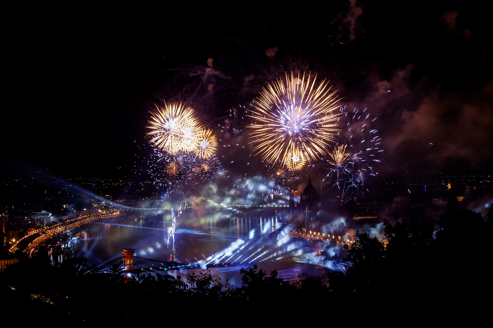 Az esti tűzijáték látványa minden képzeletet felülmúlt