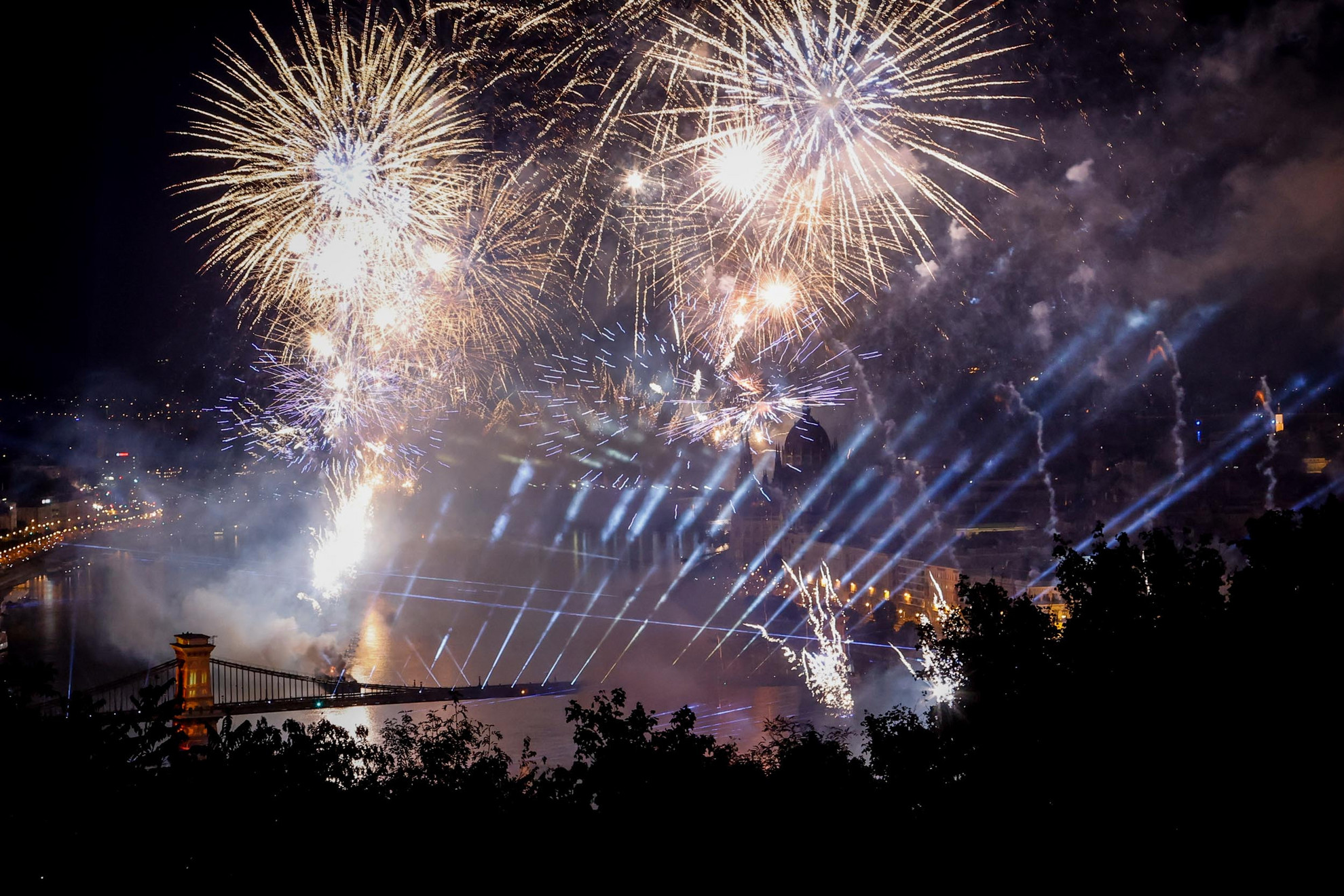 Fantasztikus fényekben úsztak a hidak is a fővárosban