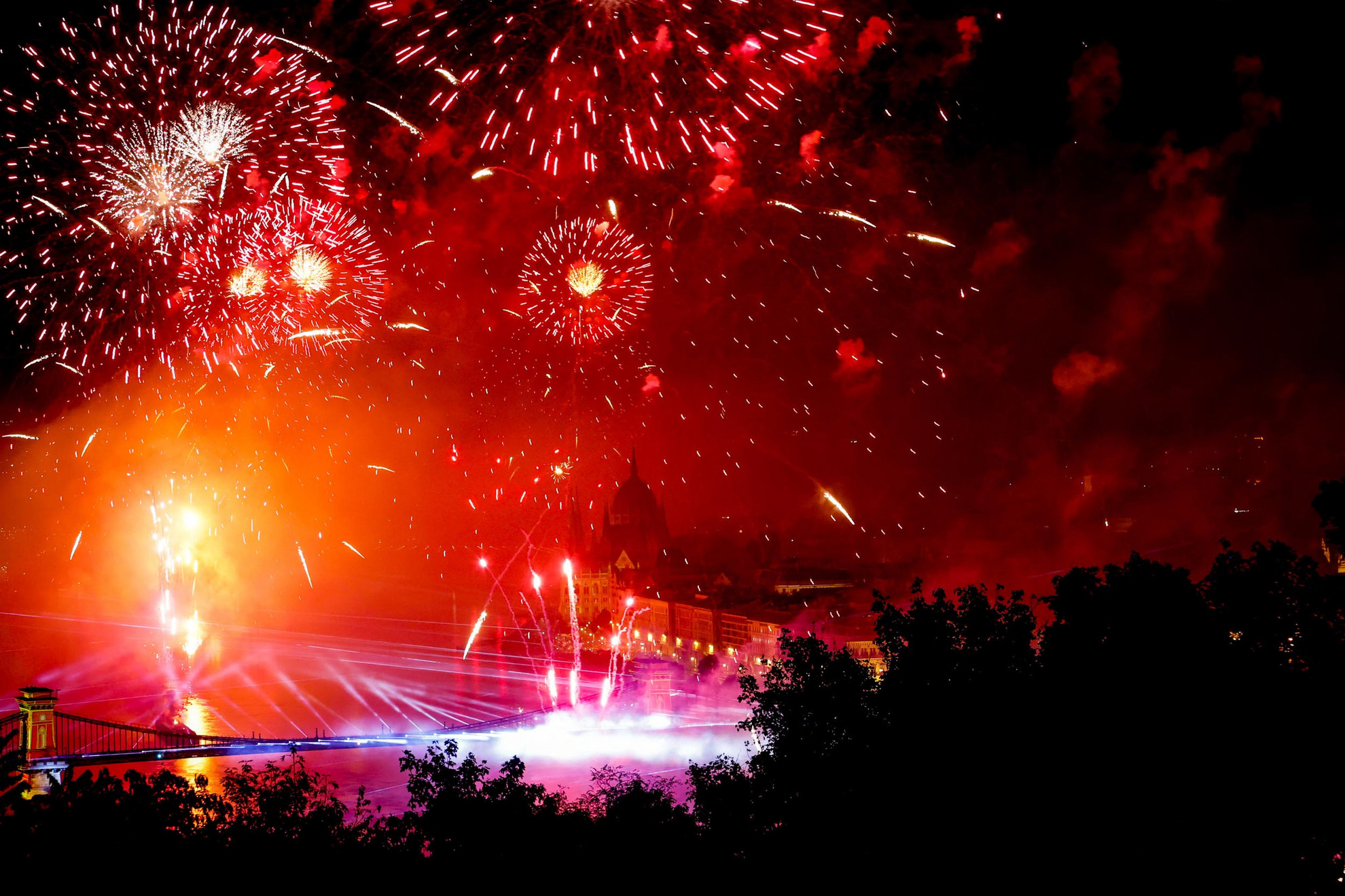 Fényfestés borította lángba a rakpartokat, hídakat az Országházat is