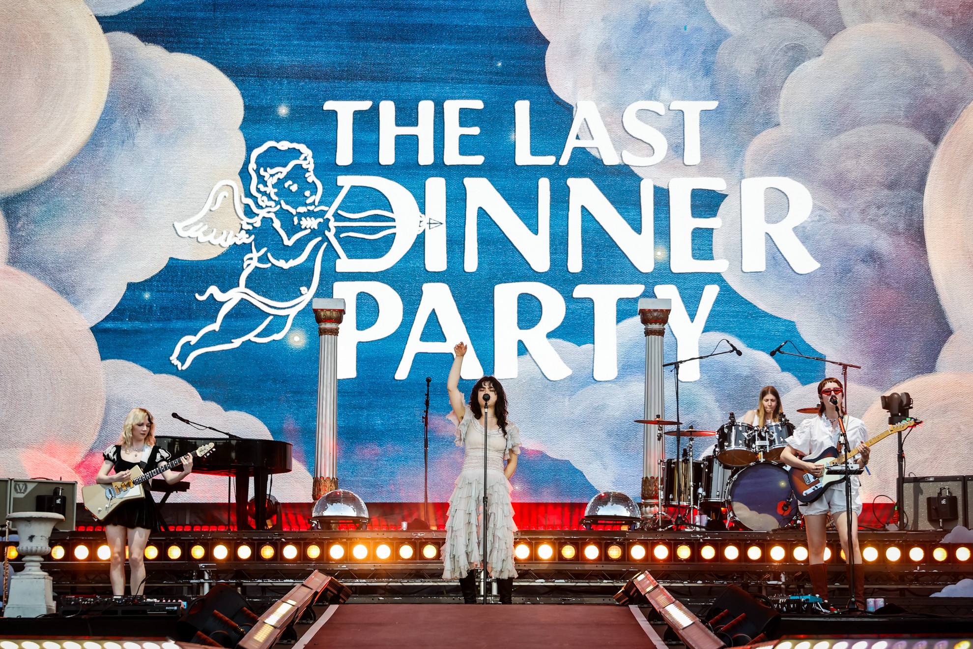 Fotó: Fotó: MH/Török Péter 2025 Sziget Fesztivál. A hétfő délutáni koncerten, a Nagyszínpadon fellépő The Last Dinner Party talán pont az a produkció volt, amire a programigazgató úgy gondolta, hogy egy friss és művészinek mondható koncert lesz