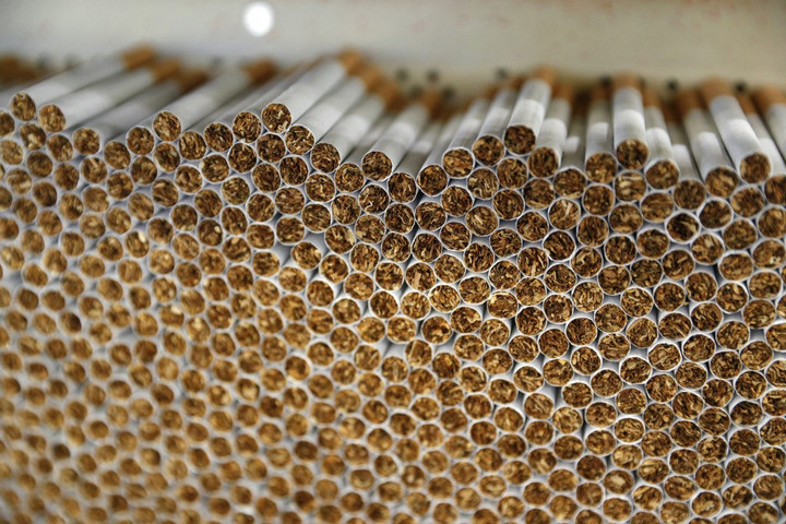 Fotó: AFP/Pascal Pochard-Casabianca Illegális cigarettagyárat lepleztek le az erdélyi Szebenben