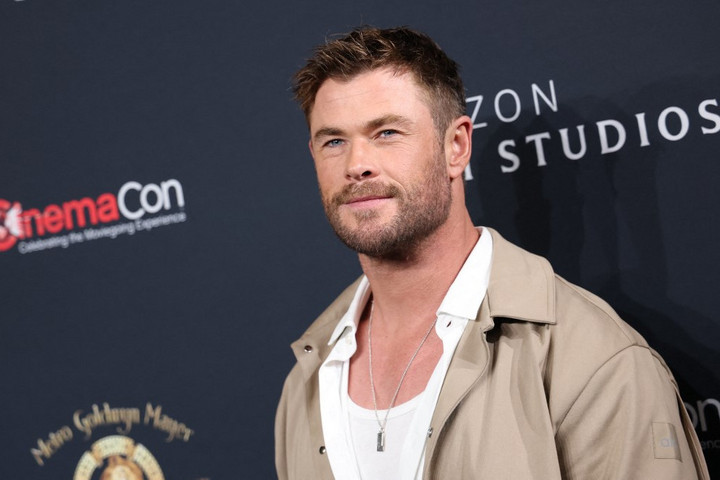 A dögös Chris Hemsworth visszatért