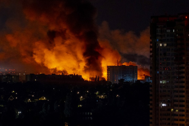 Fotó: AFP/Oleksii Filippov Orosz légitámadás az éj leple alatt
