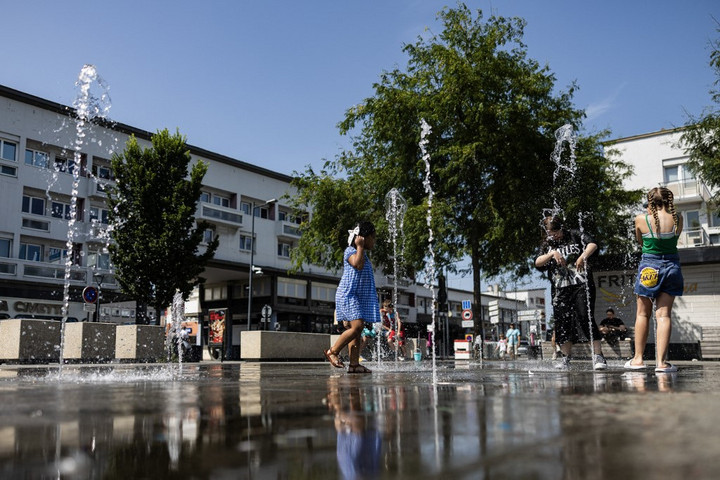  Piros figyelmeztetést adtak ki hét vármegyére szombatra
